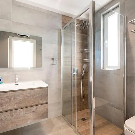 259/4 - Lovely 1 Bedroom Flat In Apartment *